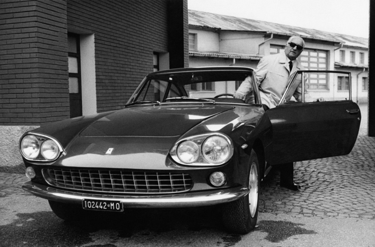 O Enzo Ferrari και μια 330 GT 2+2 του 1964