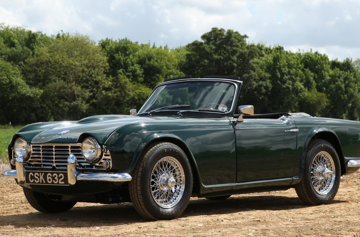 Με επίσημο ντεμπούτο στο Σαλόνι του Λονδίνου το φθινόπωρο του 1961, το TR4 φόρεσε και πάλι τις στρογγυλεμένες γραμμές των προκατόχων του.