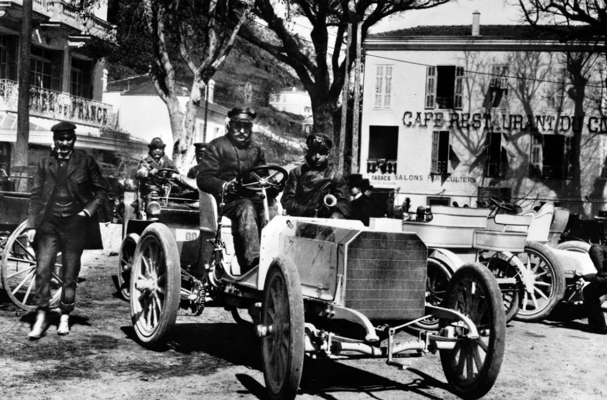 Ο Emil Jellinek παρουσιάζει τη Mercedes 35 HP στην αγωνιστική εβδομάδα της Νίκαιας και στην ανάβαση Nice-La Turbie, που ήταν και η τελευταία ετάπ του αγώνα Merseille-Nice-La Turbie, αλλά και η πρώτη ανάβαση στην Ιστορία.