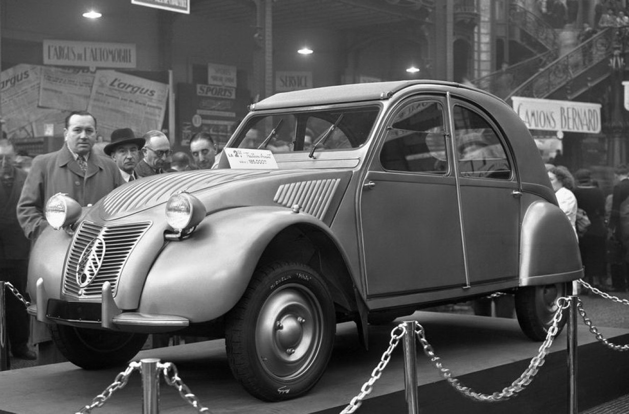 Η πρεμιέρα του Citroën 2CV στο Grand Palais, στο Salon de Paris στις 7 Οκτωβρίου του 1948.