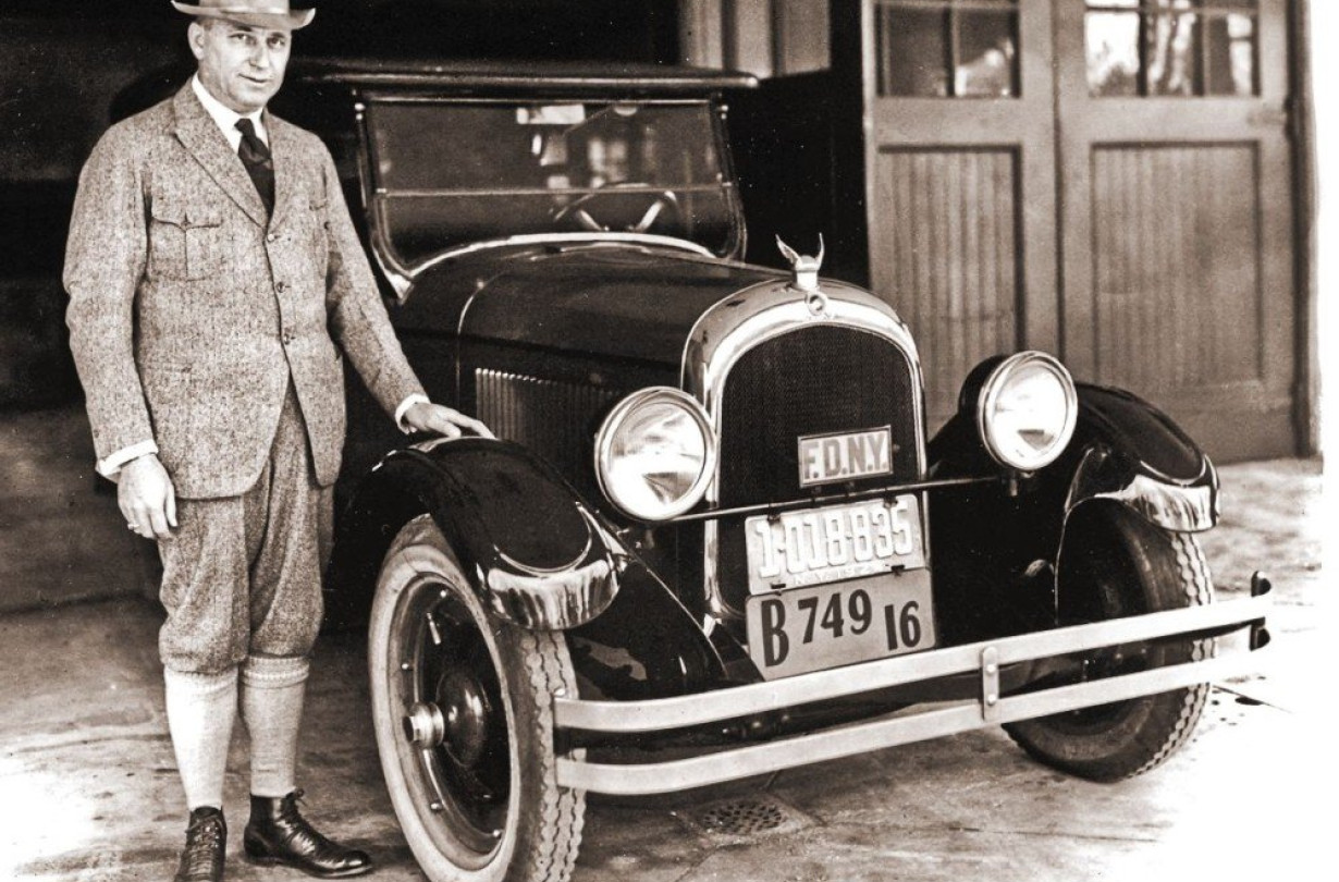 Ο Walter Chrysler ποζάρει με το Chrysler Six.