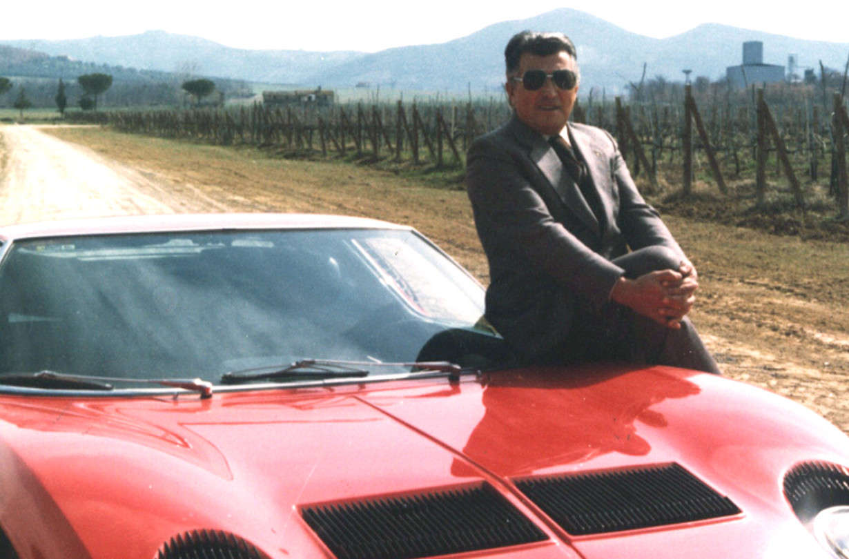 Ο Ferruccio Lamborghini ποζάρει με μια Miura Rossa και πίσω οι διάσημοι αμπελώνες του.
