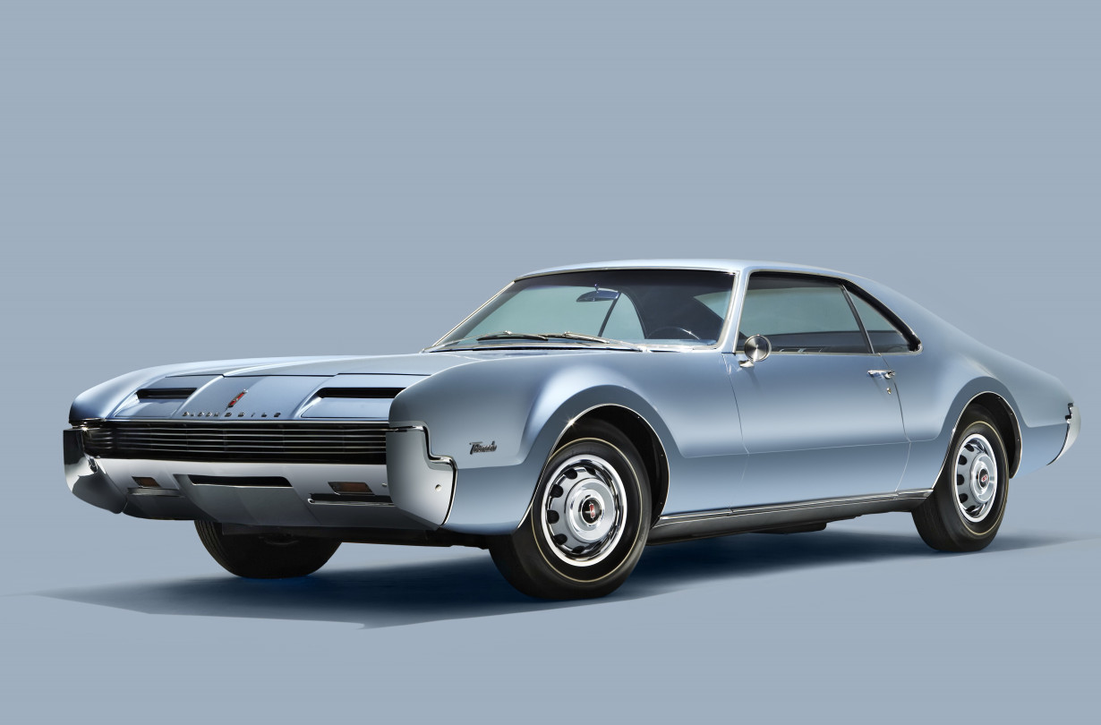 Η Oldsmobile Toronado θα γινόταν όμως και το πρώτο αμερικανικό αυτοκίνητο παραγωγής με εμπρός κίνηση, κάτι που είχε να γίνει από την Cord 812 του 1937.