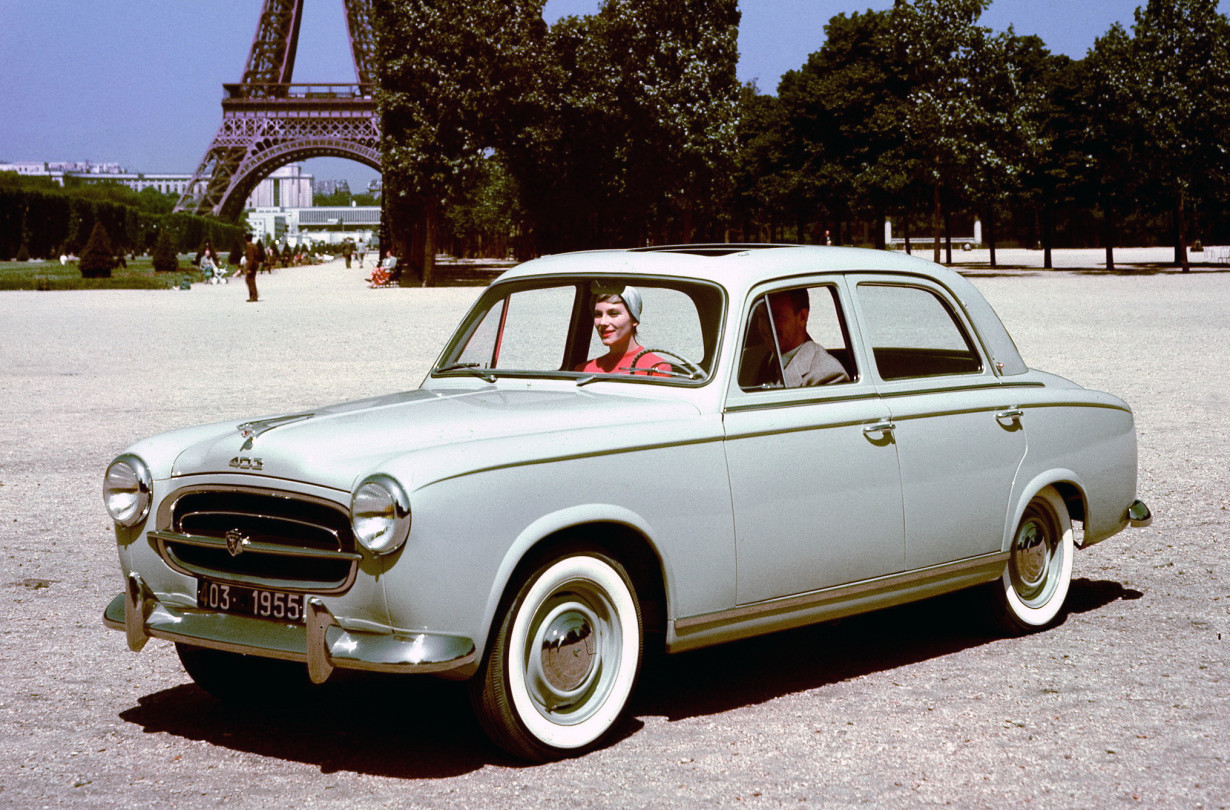 Η επιτυχία του Peugeot 403 διήρκεσε 12 χρόνια, μέσα στα οποία το είδαμε σε έκδοση Cabriolet και Familiale (SW), αλλά και κλειστό φορτηγάκι (Fourgonnette) και με ανοιχτή καρότσα (Camionnette).