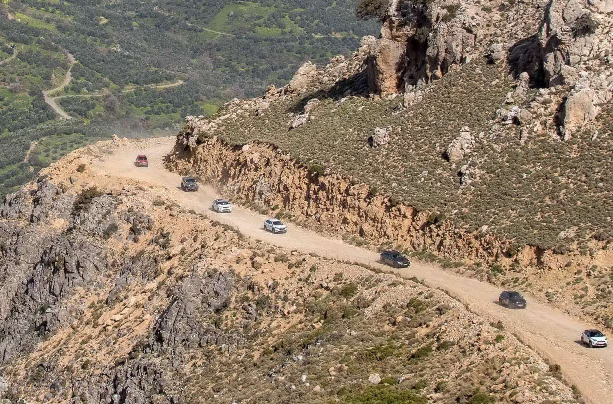 Ανεβαίνοντας προς το Οροπέδιο, σε κλασικό κρητικό τοπίο: Βράχια ψηλά, ελιές χαμηλά! 19th DRIVE Trophy, April 2022: Photo credits DRIVE Media Group/Thanassis Koytsogiannis & Fotini Pimpa