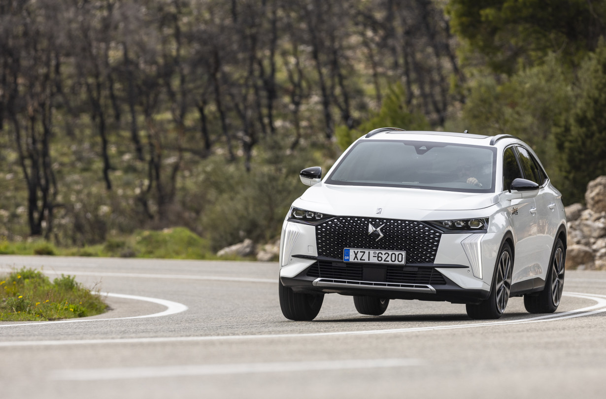 Ανάμεσα στο προσθιοκίνητο PHEV των 225 PS και τη «σπορ» έκδοση 4x4 των 360 PS, το τετρακίνητο DS 7 E-TENSE 4x4 300 αποτελεί τον ιδανικό συμβιβασμό της γκάμας με δυνατές επιδόσεις, άνεση και νηφάλια οδική συμπεριφορά σε όλα τα τερέν. Test drive: DS 7 E-TENSE 4x4 300, Photos © DRIVE Media Group, Thanassis Koutsogiannis
