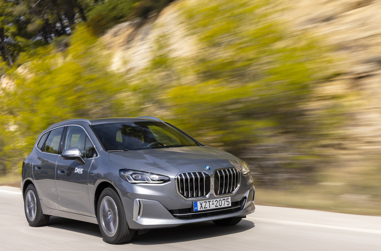 H μικρή επαναφορτιζόμενη υβριδική BMW 2 Series Active Tourer είναι αναμενόμενα περισσότερο λογικό παρά συναρπαστικό αυτοκίνητο. Test drive: BMW 225 e Active Tourer xDrive, Photos © DRIVE Magazine, Thanassis Koutsogiannis
