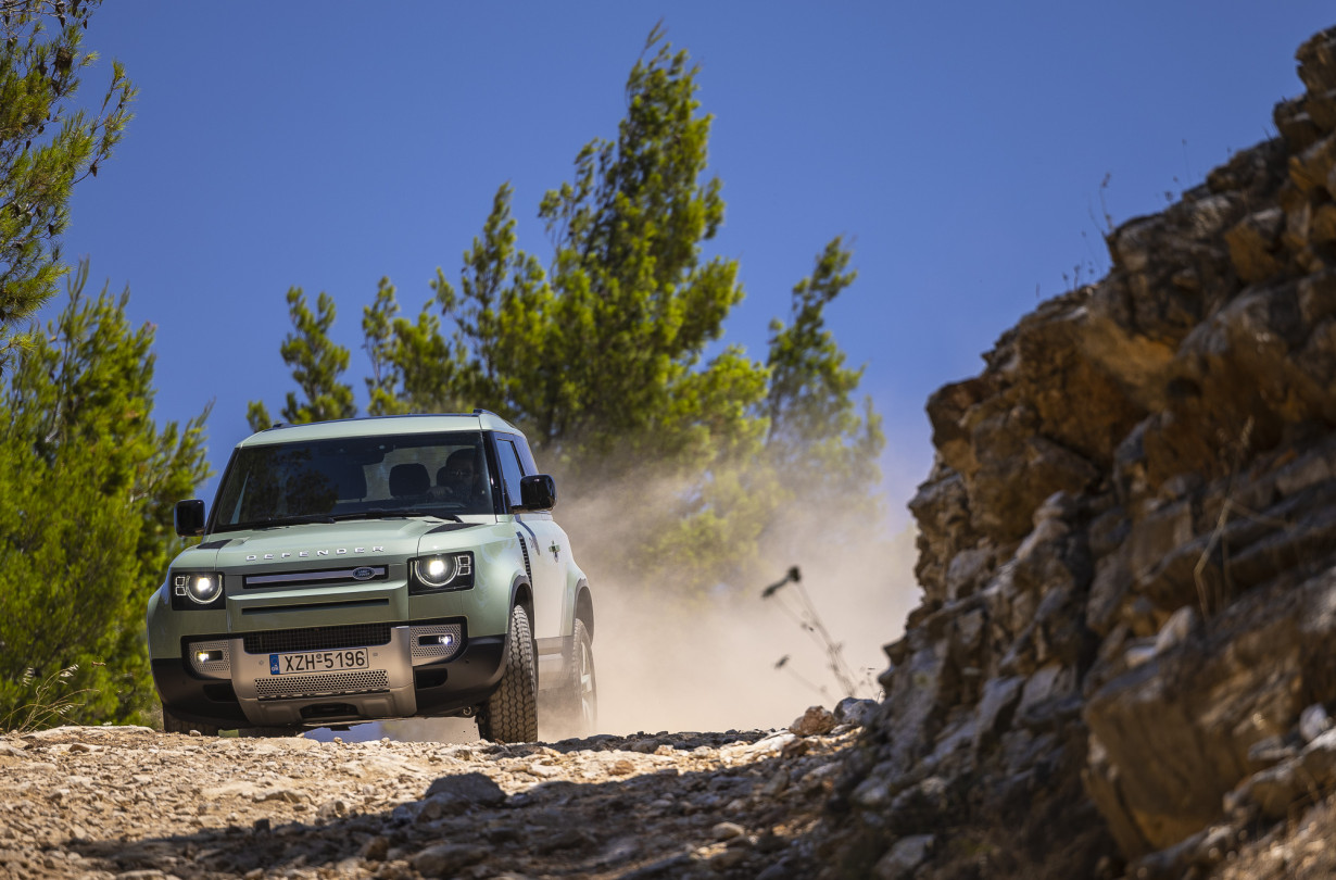 Το καλύτερο στο Land Rover Defender έρχεται πατώντας το κουμπί που ζωντανεύει τον 3λιτρο 6κύλινδρο εν σειρά MHEV ντίζελ με τους 300 PS και τα 650 Nm. Test drive: Land Rover Defender 90 D300 MHEV, Photos © DRIVE Magazine, Thanassis Koutsogiannis