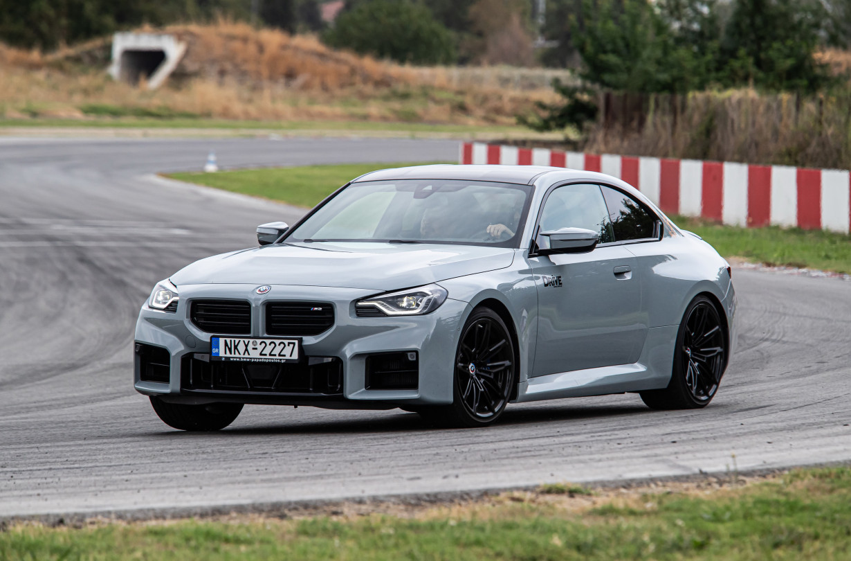 Η BMW M2 επιτυγχάνει ένα εξαιρετικό πάντρεμα μηχανολογίας και ηλεκτρονικών, ανταμείβοντάς σε γενναιόδωρα σε κάθε διαδρομή -και στην πίστα BMW M2 @ Serres Circuit