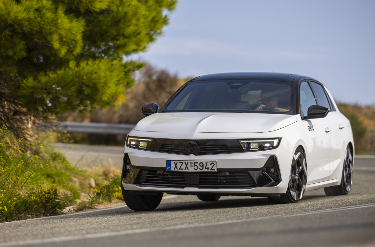 Εκεί που οι μαζικοί κατασκευαστές αποσύρουν σιωπηρά τις σπορ ετικέτες τους, το Rüsselsheim επαναλανσάρει το GSe. Το δοκιμάσαμε πρώτα σε Grandland και τώρα στο Opel Astra GSe. Test drive: Opel Astra GSe, Photo DRIVE Media Group/Thanassis Koutsogiannis