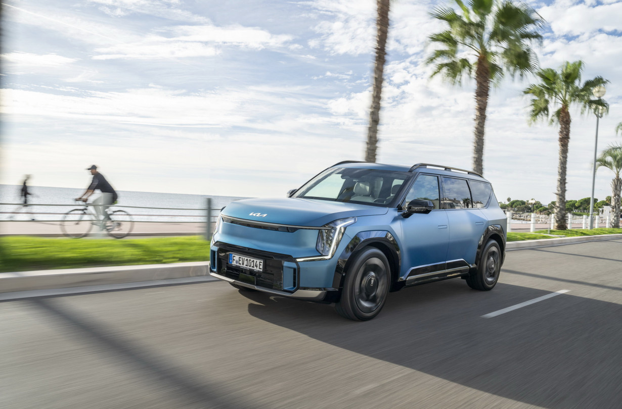 Tο κορυφαίο, τετρακίνητο Kia EV9 GT-line που οδηγούσαμε θα μπορούσε να κάνει τουλάχιστον 430-440 km πριν μείνει από ρεύμα. Kia EV9