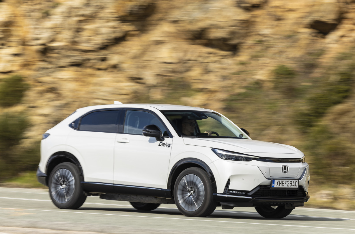 Οι διαστάσεις του Honda e:Ny1 το φέρνουν στο πάνω μέρος των μικρών SUV και στη βάση των κόμπακτ SUV. Test drive: Honda e:Ny1, Photo © DRIVE Media Group/Thanassis Koutsogiannis