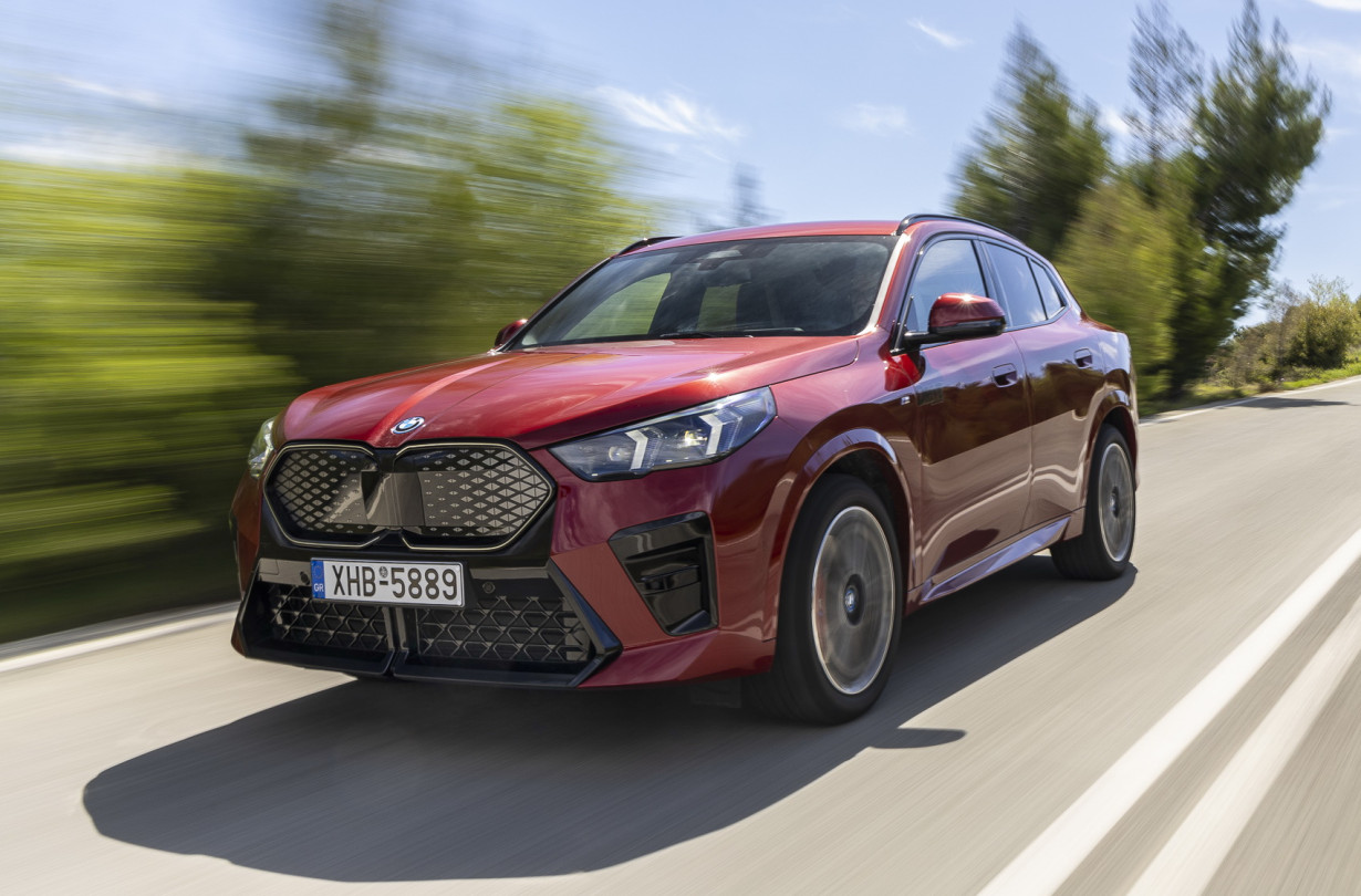 Η BMW iX2 xDrive30 είναι προσανατολισμένη με έναν αποκλειστικό τρόπο στην ευχαρίστηση του οδηγού. Test drive: BMW iX2 xDrive30 © Photo © DRIVE Media Group/Thanassis Koutsogiannis
