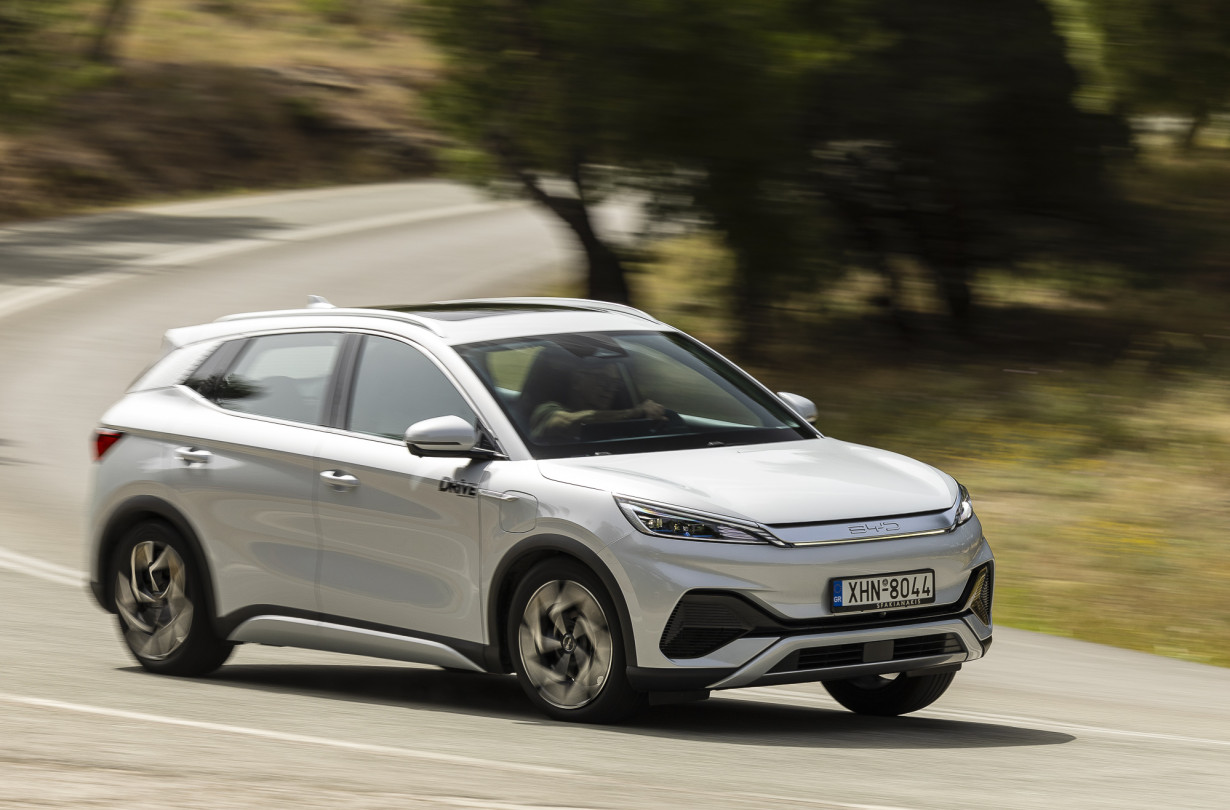 Στο τιμόνι του BYD Atto 3 εκείνο που σε κερδίζει είναι η ενδοτικότητα και η άνεση της ανάρτησης. Test drive: BYD Atto 3, Photo © DRIVE Media Group/Thanassis Koutsogiannis