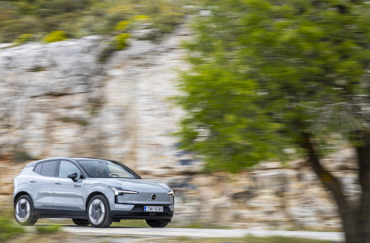 H γκάμα του Volvo ΕΧ 30 περιλαμβάνει τρεις επιλογές: Με έναν ηλεκτροκινητήρα και στάνταρ ή μεγάλη μπαταρία, και με δύο ηλεκτροκινητήρες και μεγάλη μπαταρία. Test drive: Volvo EX30 Single Motor Extended Range, Photo © DRIVE Media Group/Thanassis Koutsogiannis