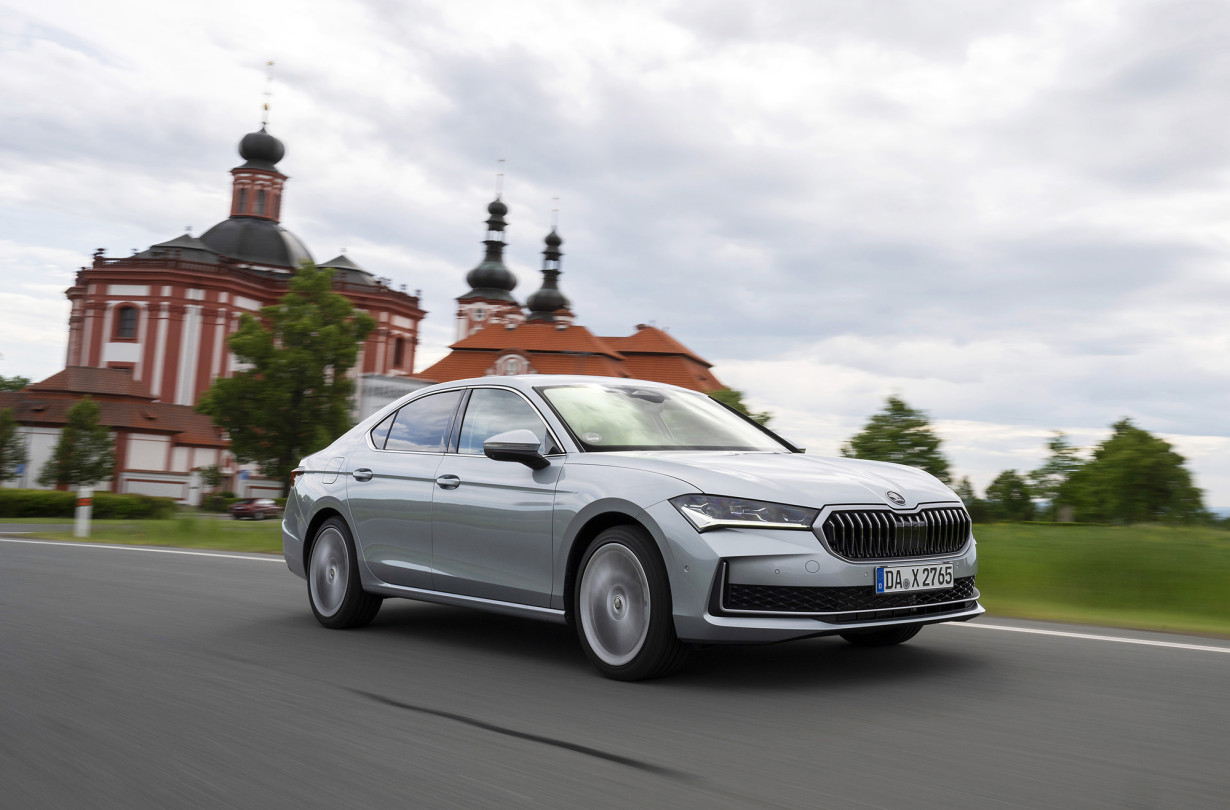 Η διάθεση του νέου Škoda Superb θα ξεκινήσει στην ελληνική αγορά το ερχόμενο φθινόπωρο, με την τιμή του να τη μαθαίνουμε τις προσεχείς εβδομάδες. Škoda Superb