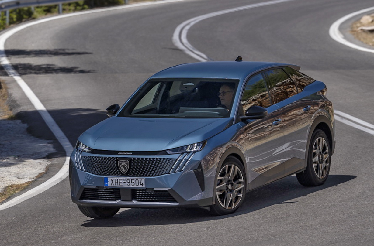 Με το νέο Peugeot 3008, το Sochaux αποφάσισε να ανταποκριθεί σε μια όλο και πολυπληθέστερη πελατεία που ζητά περισσότερη άνεση και γαλήνια κύλιση από το C-SUV της γαλλικής φίρμας. Test drive: Peugeot 3008 Hybrid 136 e-DCS6, Photo © DRIVE Media Group/Thanassis Koutsogiannis