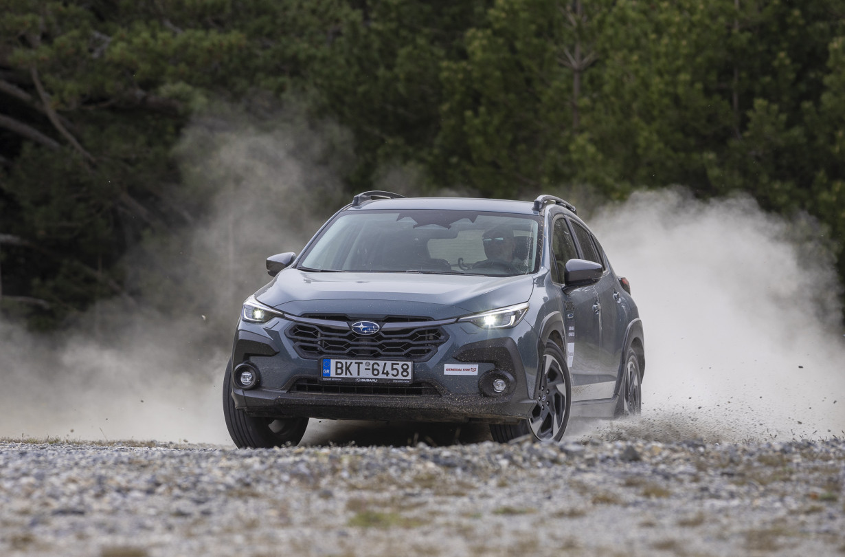 Το Subaru Crosstrek είναι με διαφορά το ικανό κόμπακτ SUV. Άνετο στην πόλη, καταπίνει ξεκούραστα τα χιλιόμετρα στον ανοιχτό δρόμο και δεν φοβάται όταν η άσφαλτος τελειώνει. Μην σας πω ότι τη βρίσκει κιόλας! Test Drive Subaru Crosstrek 2.0i e-BOXER, Photos © DRIVE Media GroupThanassis Koutsogiannis