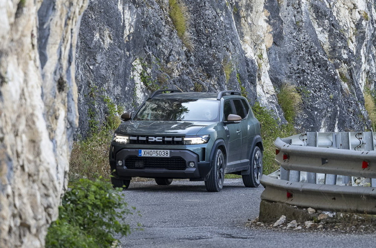Λίγα λεφτά, πολύ αυτοκίνητο: Το Dacia Duster Eco-G 100 αποτελεί ένα ιδιαίτερα πειστικό σημείο εισόδου στην γκάμα του μοντέλου. Test drive: Dacia Duster Eco-G 100, Photo © DRIVE Media Group/Thanassis Koutsogiannis