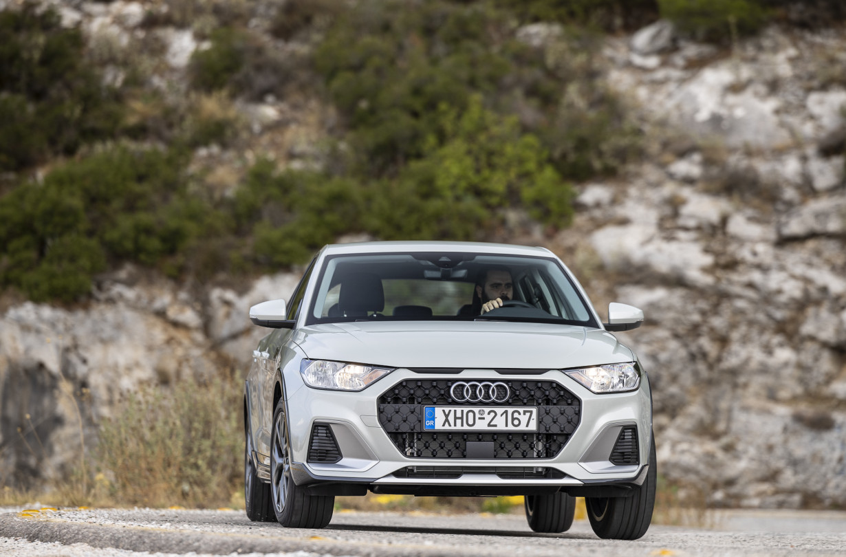 Με το Audi A1 Allstreet, το Ingolstadt προσφέρει στο οικονομικά εύρωστο κοινό του μια καλαίσθητη επιλογή στην κατηγορία των crossover. Η οποία όμως διατηρεί εξ ολοκλήρου τον ασφάλτινο και αστικό προσανατολισμό της. Test drive: Audi A1 Allstreet 30 TFSI S tronic, Photo © DRIVE Media Group/Thanassis Koutsogiannis