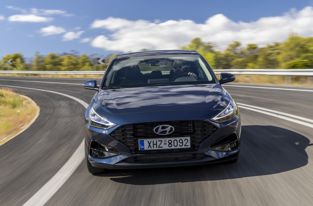 To ανανεωμένο Hyundai i30 φορτώθηκε με έξτρα τεχνολογία και σε συνάρτηση με τον ολοκληρωμένο χαρακτήρα και την ελκυστική τιμή συγκαταλέγεται στην αφρόκρεμα της κατηγορίας Test drive: Hyundai i30 1.5T 48V 140 PS 6MT Photo © DRIVE Media Group/Thanassis Koutsogiannis