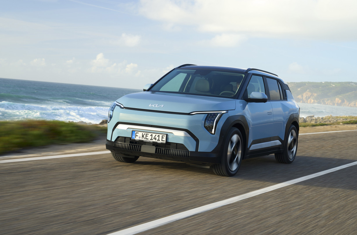 Tο Kia EV3 μας απέδειξε στην πρώτη επαφή ότι είναι ένα μοντέλο που έχει τη δυναμική να αλλάξει την αντίληψη για τα ηλεκτρικά. Kia EV3
