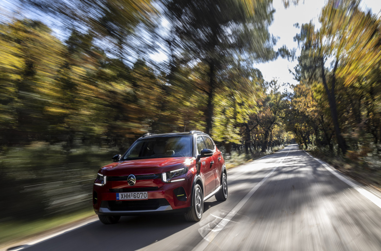 Το νέο Citroën C3 άλλαξε ριζικά σε εμφάνιση, βελτιώνοντας όσα το καθιέρωσαν. Kαι με όπλο την αυτοκινητική ουσία και την κορυφαία σχέση τιμής-αξίας βλέπει κορυφή Test Drive Citroën C3 1.2 T 100 PS Photo © DRIVE Media Group/Thanassis Koutsogiannis