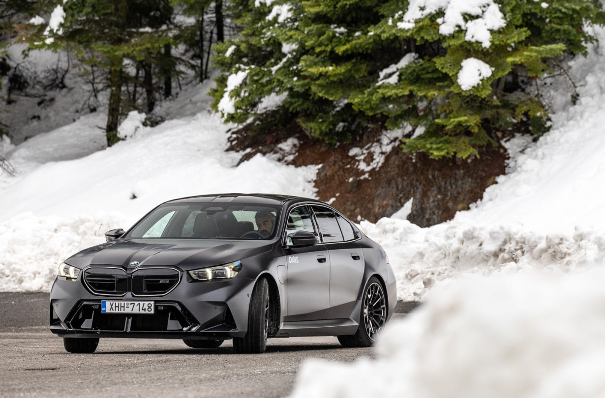 Η νέα BMW M5 παραμένει ένας εξαιρετικά ικανός εκπρόσωπος της κατηγορίας των σεντάν υψηλών επιδόσεων, αλλά φαντάζει και η ίδια λίγο μπερδεμένη, αναζητώντας έναν πιο ξεκάθαρο ρόλο. Test drive: BMW M5 2025, Photo © DRIVE Media Group/Thanassis Koutsogiannis