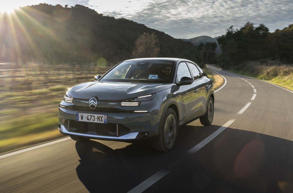 Η εμπορική διάθεση των νέων Citroën C4 και C4 X στην ελληνική αγορά έχει ήδη ξεκινήσει, με την τιμή να ξεκινά από τις €23.900 για το C4 και τις €25.900 για το C4 X. Citroën C4