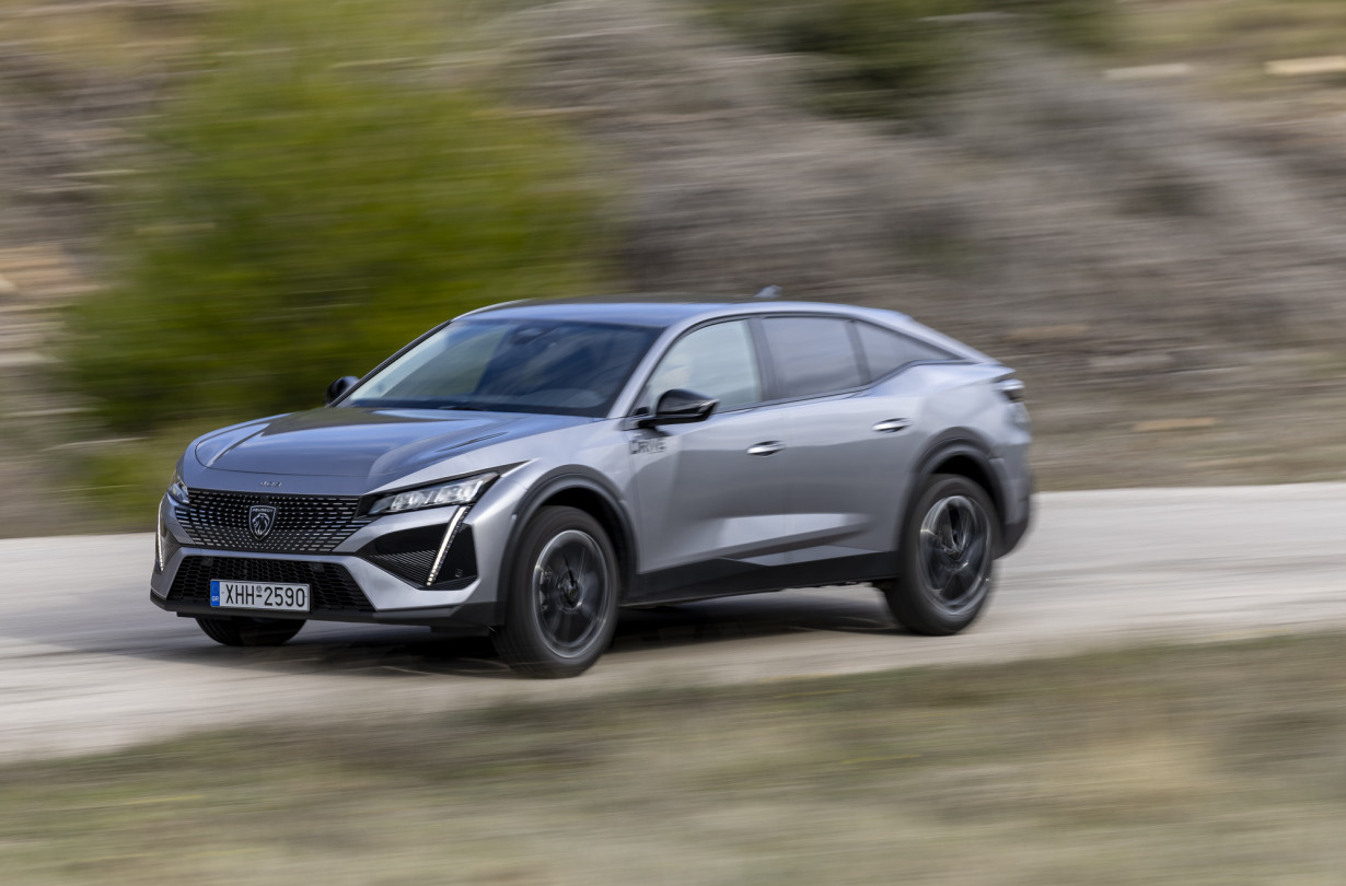 Το Peugeot 408 είναι ένα σαγηνευτικό κομμάτι, αντικειμενικά ποιοτικό αυτοκίνητο, με σαλόνι και πορτμπαγκάζ έτοιμα να εξυπηρετήσουν πέντε άτομα. Test drive: Peugeot Hybrid 136 e-DCS6, Photo © DRIVE Media Group/Thanassis Koutsogiannis