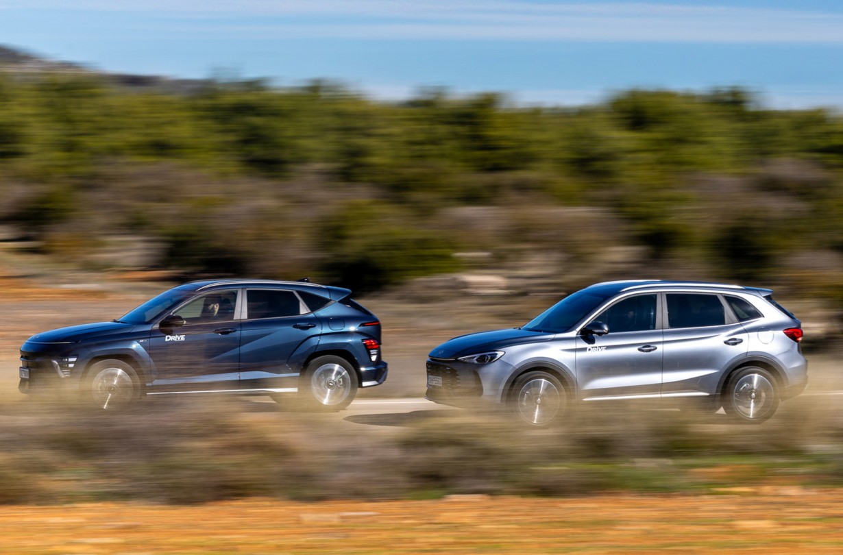 Κόντρα στο υψηλότερο τεχνολογικό υπόβαθρο του Hyundai Kona, το MG ZS Max Hybrid+ αντιπαραθέτει ένα πακέτο τιμής-αξίας που μόνο απαρατήρητο δεν περνά... Test drive: MG ZS Max Hybrid+ vs Hyundai Kona 1.6 Hybrid/Photo © DRIVE Media Group/Thanassis Koutsogiannis