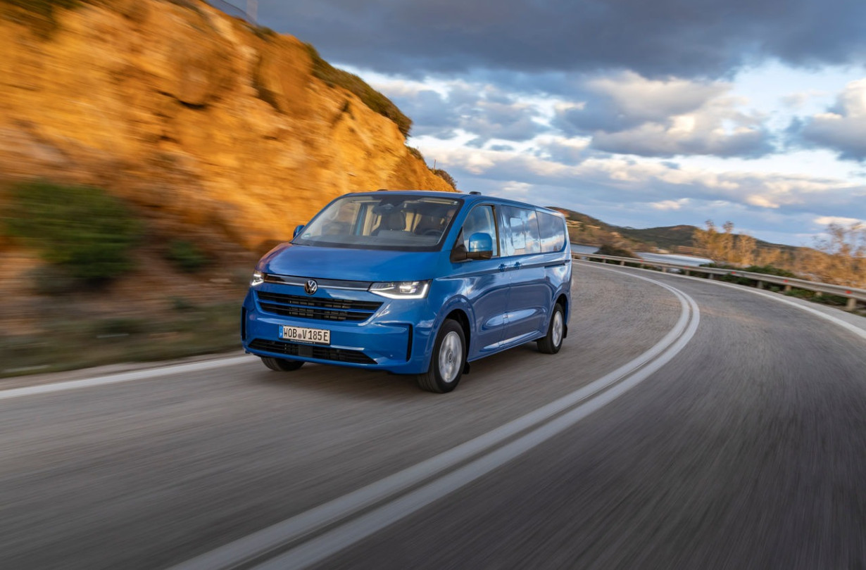 Η έβδομη γενιά του VW Transporter, με την πληρότητά της, μας έδειξε πως μπορεί να πάει την κατηγορία των επαγγελματικών ένα βήμα παρακάτω. Test Drive VW Transporter @ Athens, Photo © VW