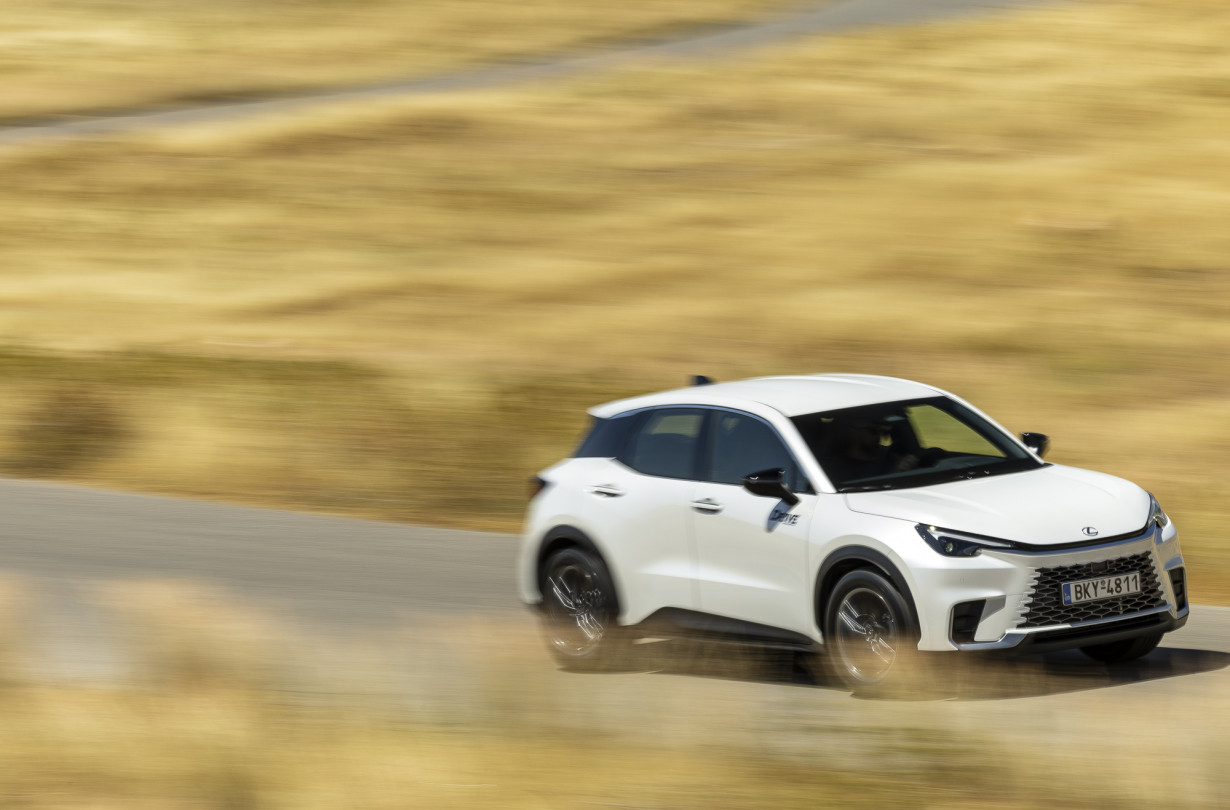 Στην πραγματικότητα, το Lexus LBX είναι πιο κόμπακτ από το αναμενόμενο, αλλά και οπτικά πιο δυναμικό από τους αντιπάλους του. Test drive: Lexus LBX, Photo © DRIVE Media Group/Thanassis Koutsogiannis