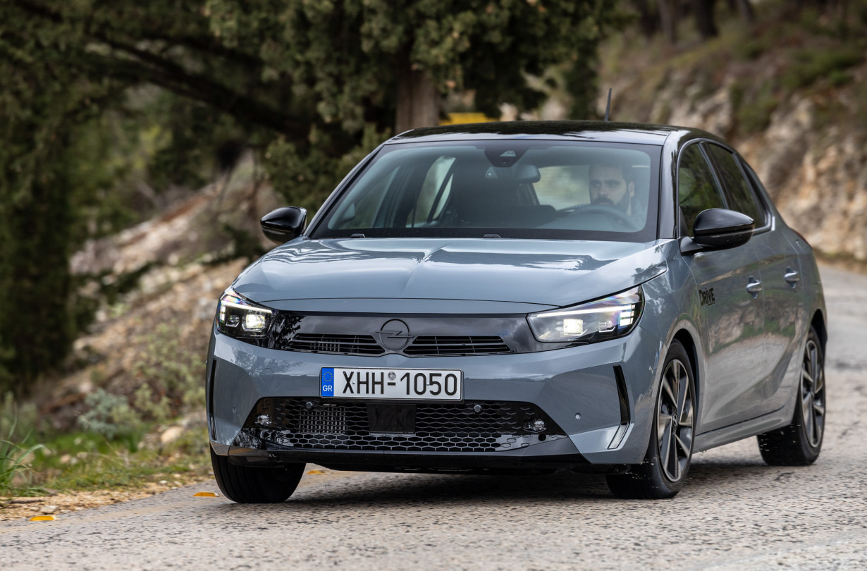 Το μοτέρ με τους 136 PS δίνει κι άλλη σβελτάδα στο Opel Corsa που παραμένει ένα από τα πιο ολοκληρωμένα (και ακριβά) σουπερμίνι της ελληνικής αγοράς Test drive: Opel Corsa 1.2 Hybrid 136 PS Photo © DRIVE Media Group/Thanassis Koutsogiannis