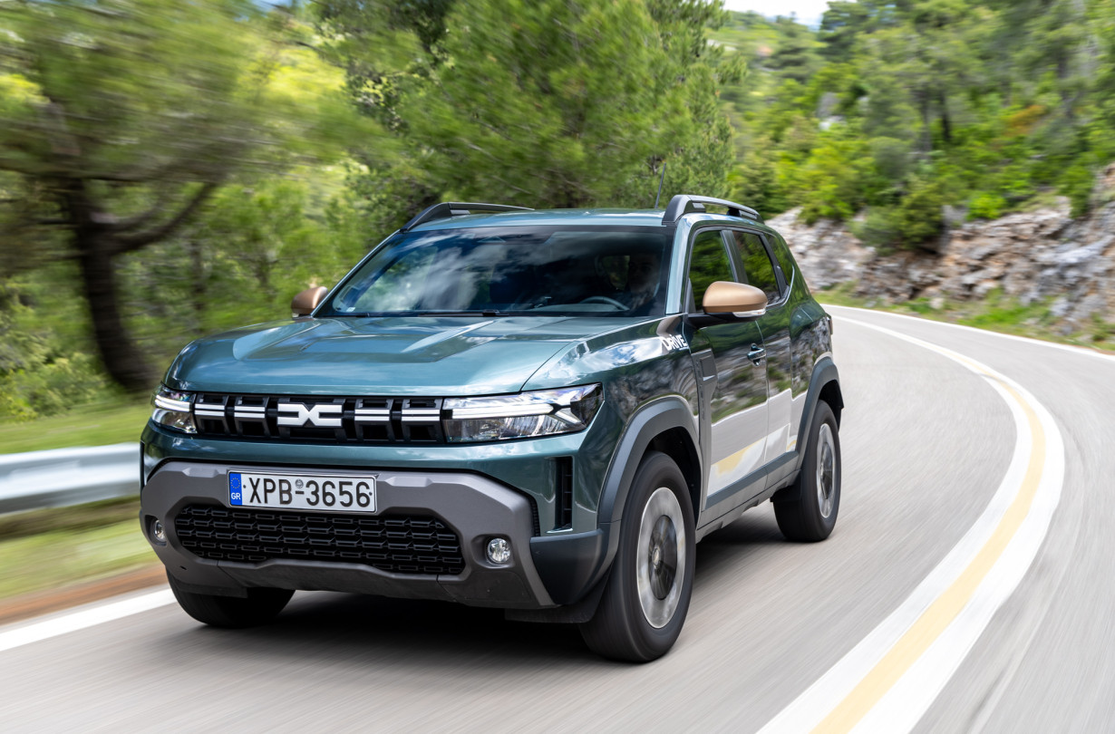 Το Dacia Duster mild hybrid 130 4x4 κορυφώνει την πιο hard core προσφορά του μοντέλου, προσθέτοντας στις αρετές των δικίνητων πιο ασφαλή και διασκεδαστική συμπεριφορά, και τις προφανείς ικανότητες εκτός ασφάλτου. Test drive: Dacia Duster mild hybrid 130 4x4, Photo © DRIVE Media Group/Thanassis Koutsogiannis