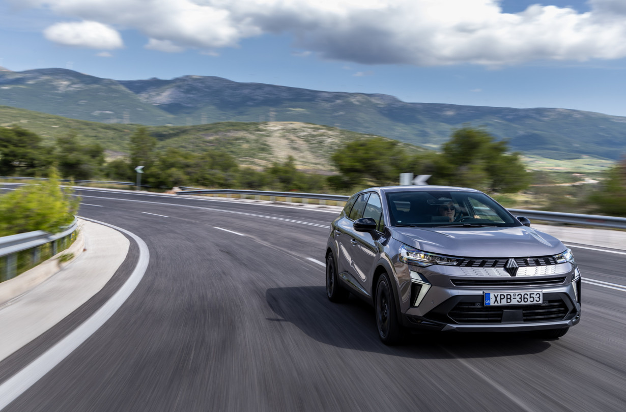 Αν το Captur δεν επαρκεί για τις ανάγκες μιας μικρής οικογένειας λόγω πορτμπαγκάζ, το Renault Symbioz διορθώνει αυτήν την αδυναμία, αγγίζοντας την κατηγορία των C-SUV. Test drive: Renault Symbioz full hybrid E-Tech 145, Photo © DRIVE Media Group/Thanassis Koutsogiannis