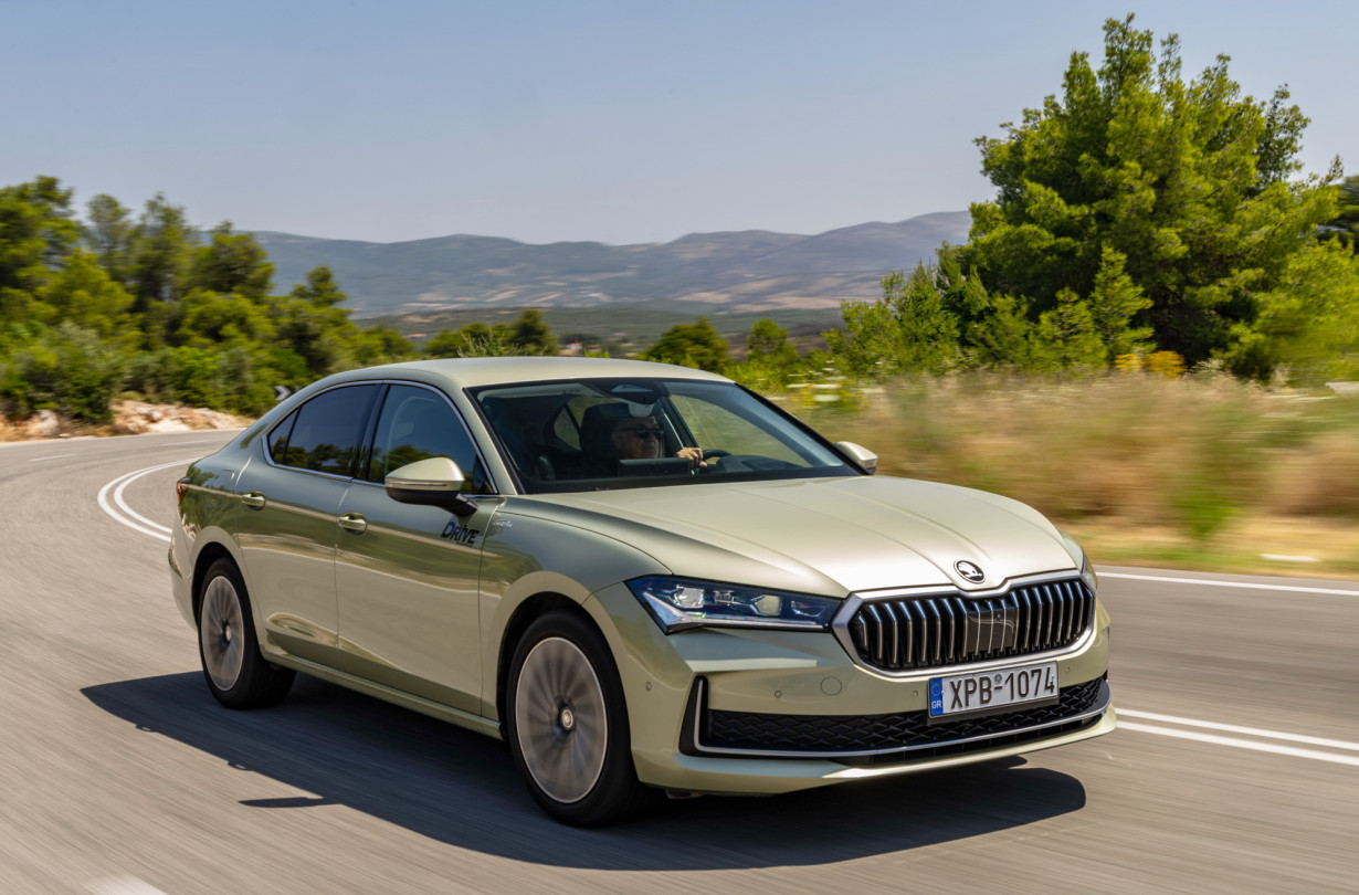 Το Škoda Superb είναι ακριβό, όμως χάρη στον εξαιρετικό εξοπλισμό και την κορυφαία άνεση και ευρυχωρία, αποτελεί μοναδική περίπτωση στην αγορά σε αυτή τη σπάνια πλέον ντίζελ εκδοχή. Test drive: Škoda Superb 2.0 TDI DSG, Photo © DRIVE Media Group/Thanassis Koutsogiannis