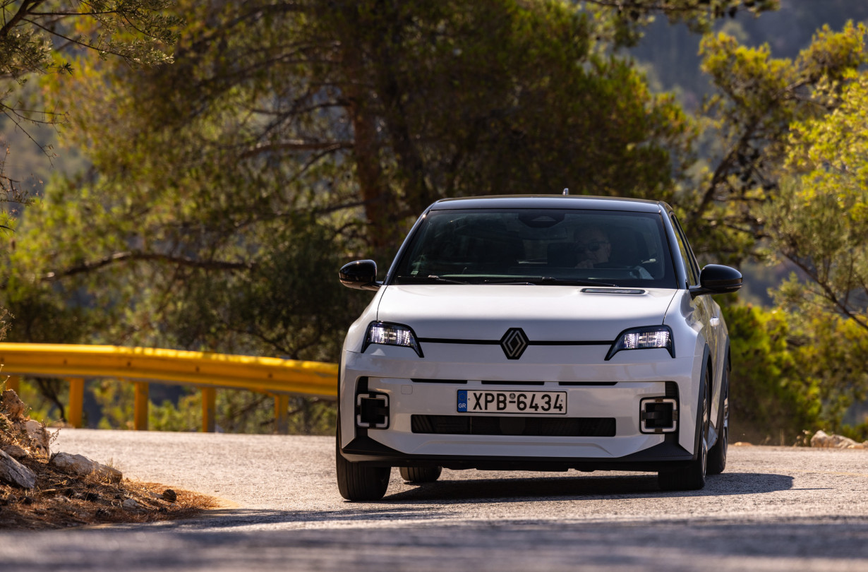 Το Renault 5 Ε-Tech είναι ένα ηλεκτρικό-γητευτής, με ιδανικό μέγεθος για την πόλη και καλά ρυθμισμένο πλαίσιο. Ό,τι πληρώνεις, παίρνεις… Test drive: Renault 5 E-Tech 120 PS, Photo © DRIVE Media Group/Thanassis Koutsogiannis