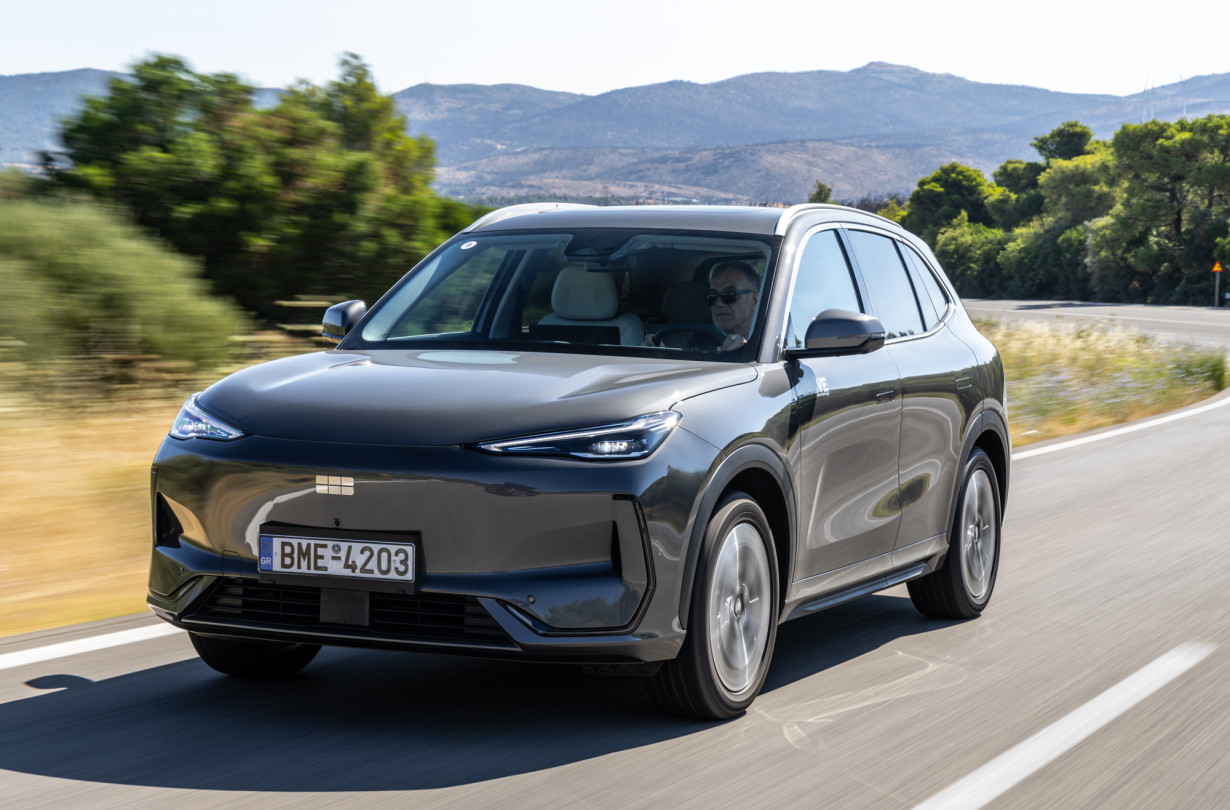 Το Geely EX5 δεν εισάγει καινά δαιμόνια, αλλά δεν χρειάζεται κιόλας. Ξεχωρίζει από Απωανατολίτες και Ευρωπαίους με την πολυτελή καμπίνα, την ευρυχωρία, την άνεση και τον εξοπλισμό. Test drive: Geely EX5, Photo © DRIVE Media Group/Thanassis Koutsogiannis