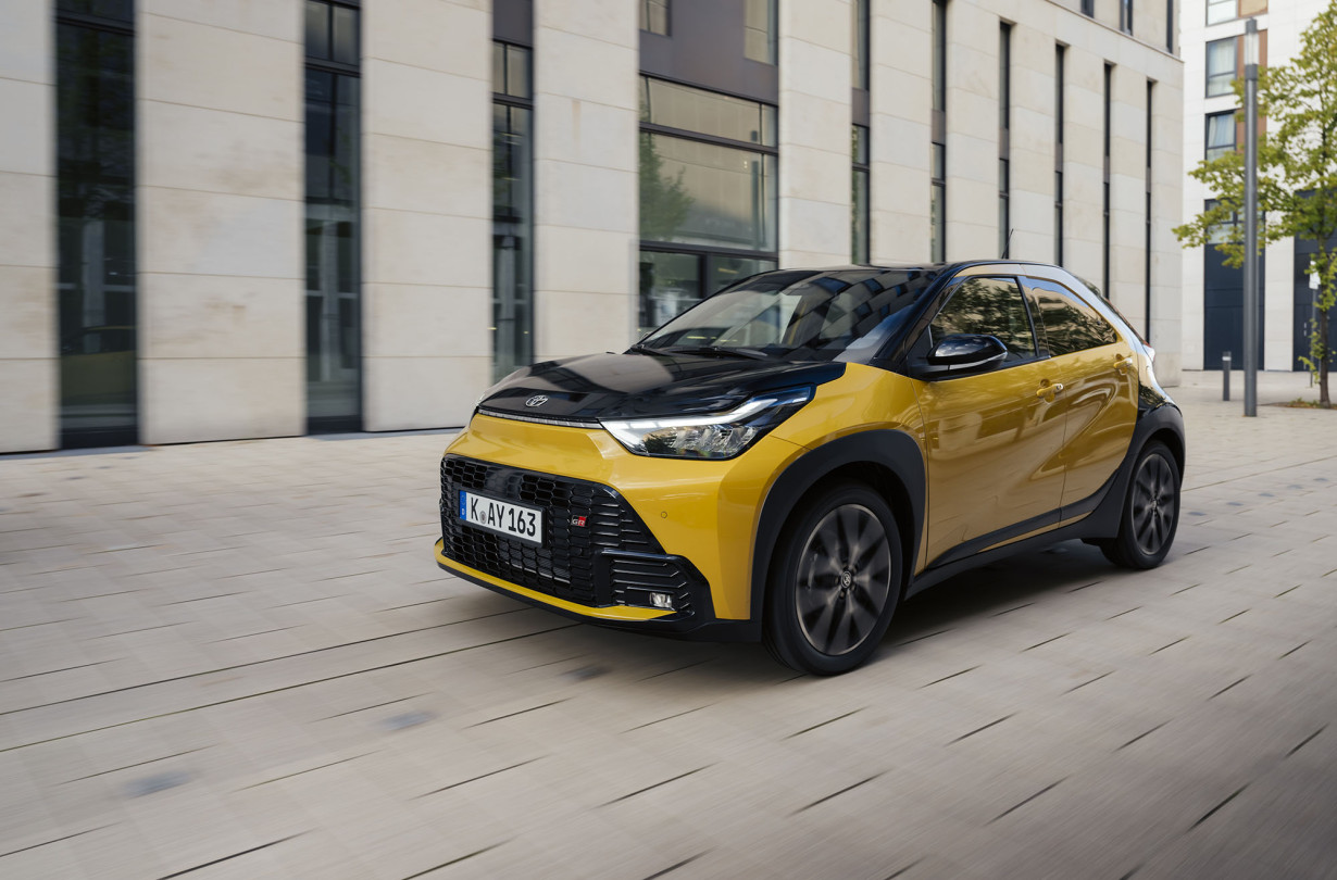 Για πρώτη φορά το Toyota Aygo X θα διατίθεται και σε έκδοση GR Sport με ειδικά ρυθμισμένη ανάρτηση και τιμόνι, αλλά και αποκλειστικές σχεδιαστικές λεπτομέρειες. Toyota Aygo X