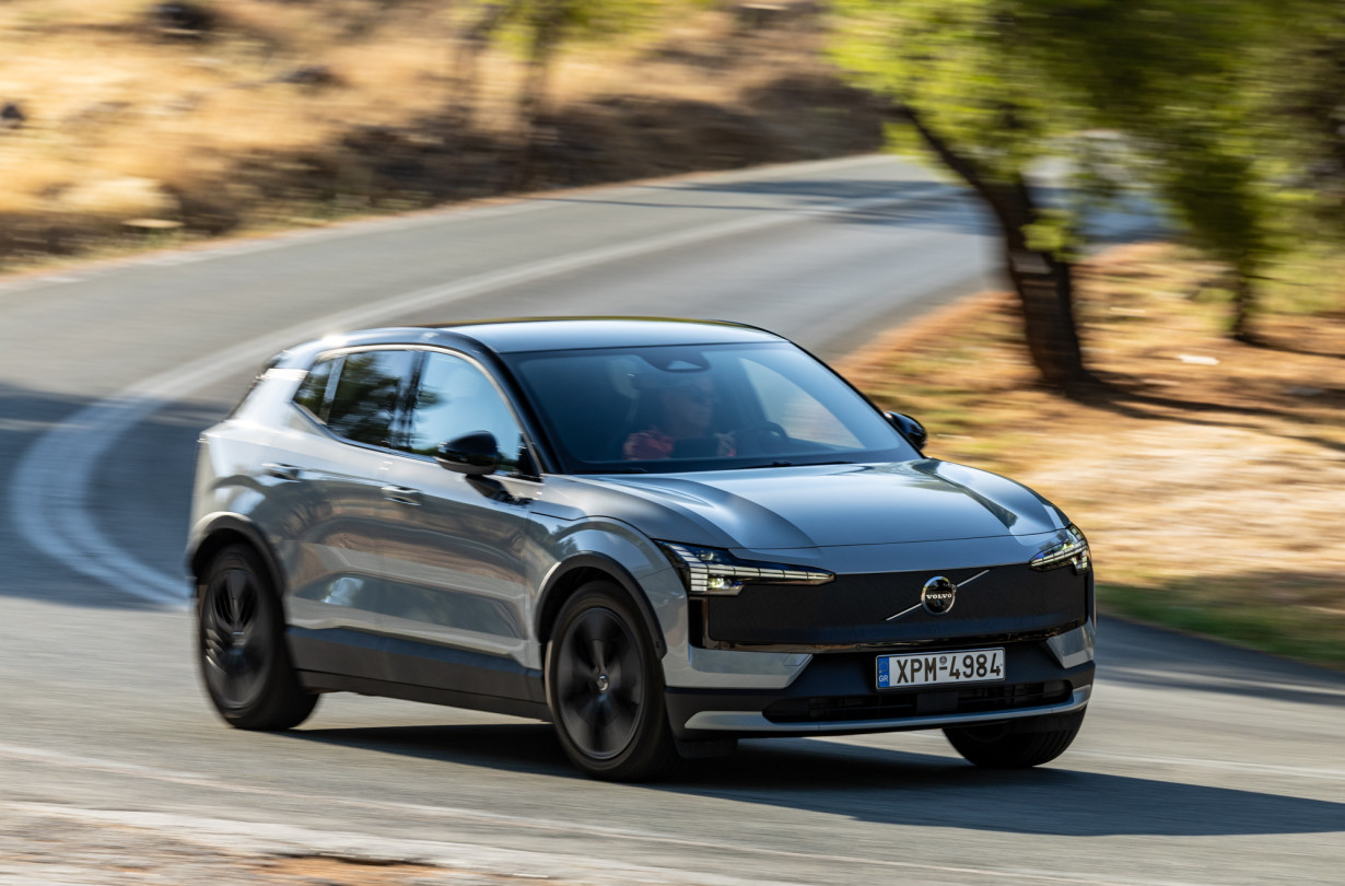 Tο Volvo EX30 Cross Country έρχεται με δύο χιλιάρικα πάνω από την τιμή του κορυφαίου EX30 να ικανοποιήσει τη βούληση ενός αγοραστή να ξεχωρίζει από τον «σωρό». Test drive: Volvo EX30 Cross Country, Photo © DRIVE Media Group/Thanassis Koutsogiannis
