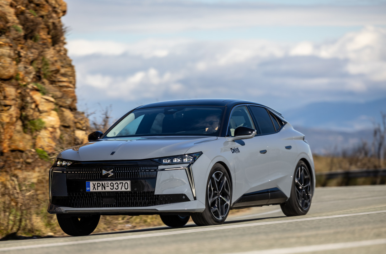 Test drive: DS N°4 Hybrid 145, Photo © DRIVE Media Group/Thanassis Koutsogiannis