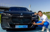 Ωστόσο, παρά το γεγονός ότι ο Kylian Mbappé κατέχει έναν εντυπωσιακό στόλο γεμάτο πολυτελή μοντέλα, δεν του επιτρέπεται να οδηγήσει κανένα από αυτά. Kylian Mbappé