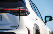 Το Toyota Yaris Cross έκανε την ανατροπή και με 5.637 ταξινομήσεις βρίσκεται στην κορυφή της αγοράς ξεπερνώντας το Peugeot 2008 που μετρά 5.326 Toyota Yaris Cross