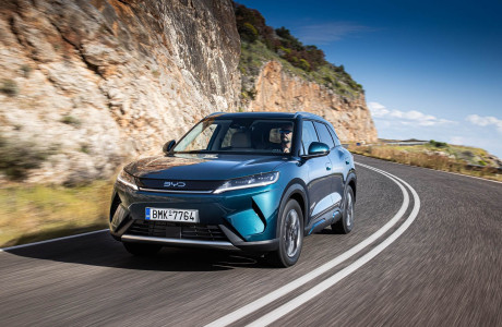 Οδηγούμε στην Ελλάδα το BYD ATTO 2 DM-i, τα κάνει όλα και συμφέρει