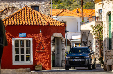 Στους δρόμους της Τσακωνιάς με Dacia Bigster Hybrid 155