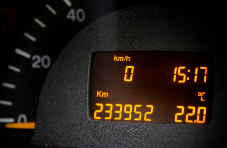 Πειραγμένο κοντέρ: στο στόχαστρο υβριδικά κι ηλεκτρικά στην αγορά μεταχειρισμένων