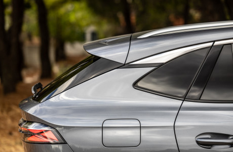 PHEV D-SUV με κορυφαίους χώρους, αυτονομία 1.000+ km και 272 PS σε σούπερ τιμή