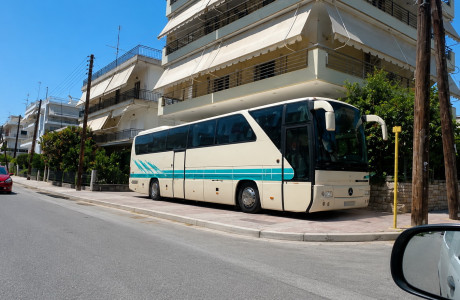 Aπίστευτο παρκάρισμα! Πούλμαν ανέβηκε ολόκληρο στο πεζοδρόμιο!