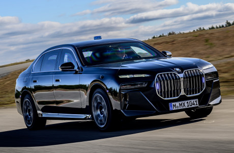 Η BMW τού έκλεισε την πόρτα – και το AfD ζήτησε Tesla από τον Musk